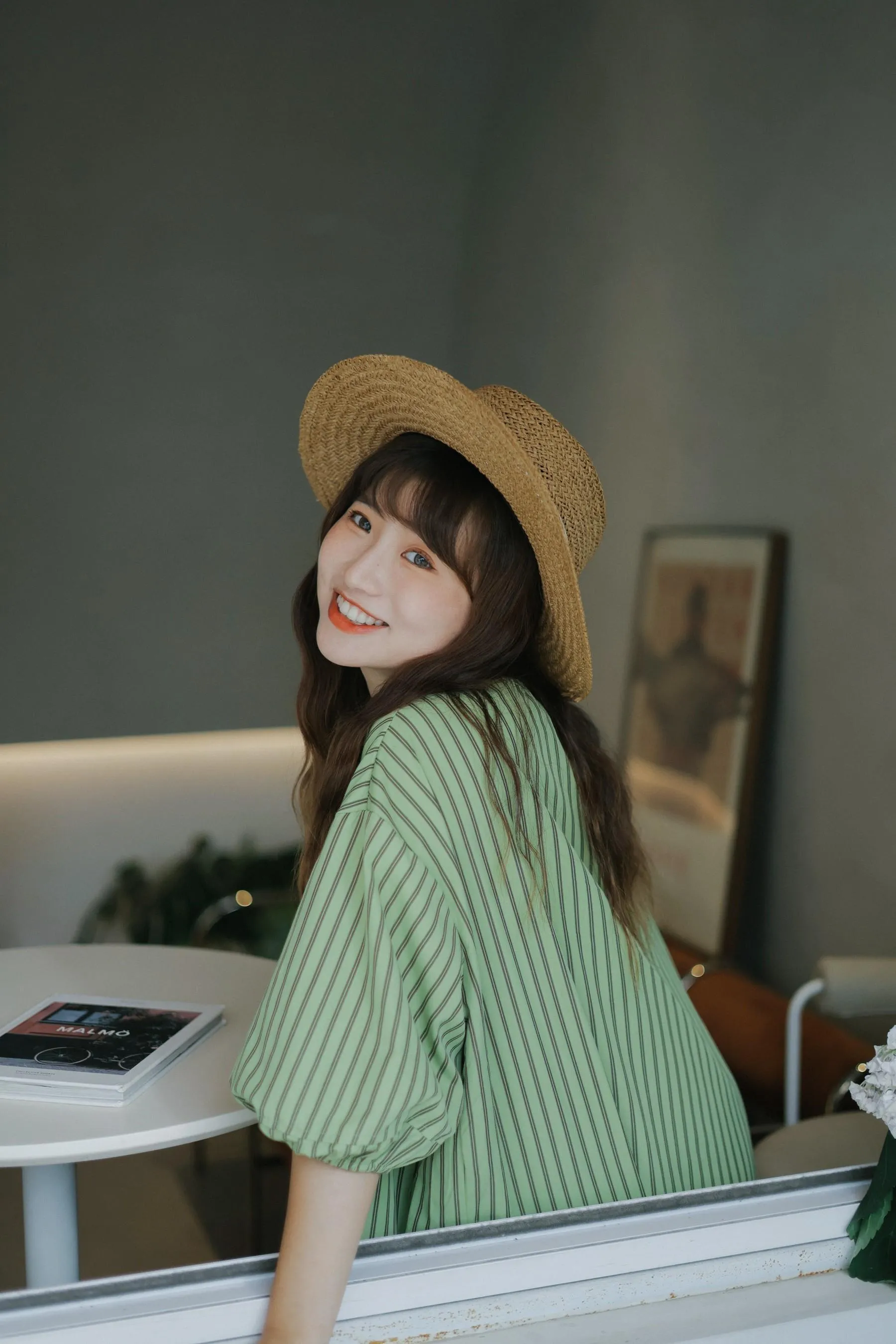 [YITUYU艺图语]2022.08.04 咖啡厅的午后 蓝胖子- [31P]插图2
